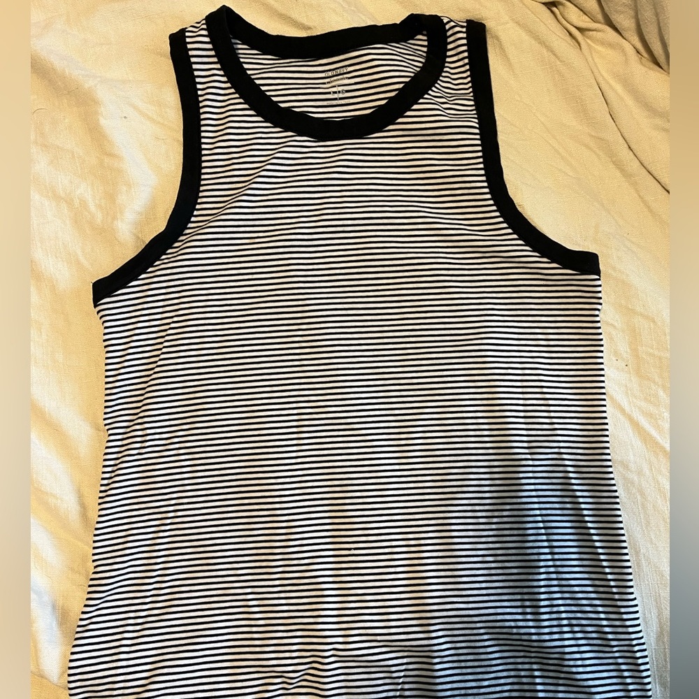 Old navy classic tank size large